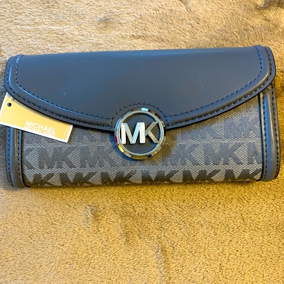 NWTS Michael Kors wallet - Picture 1 of 3